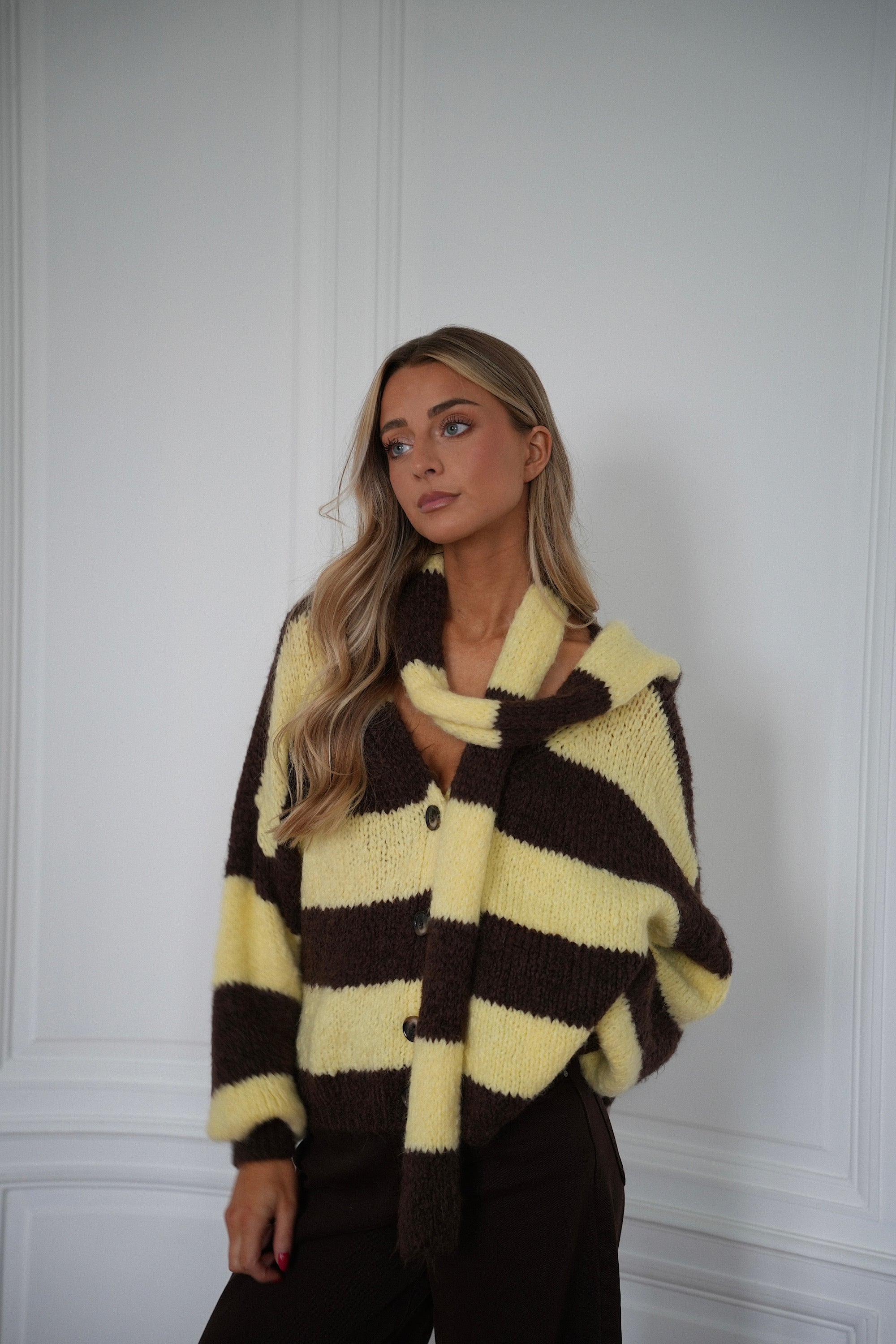 Jasmin jaune/chocolat - Gilet écharpe rayé