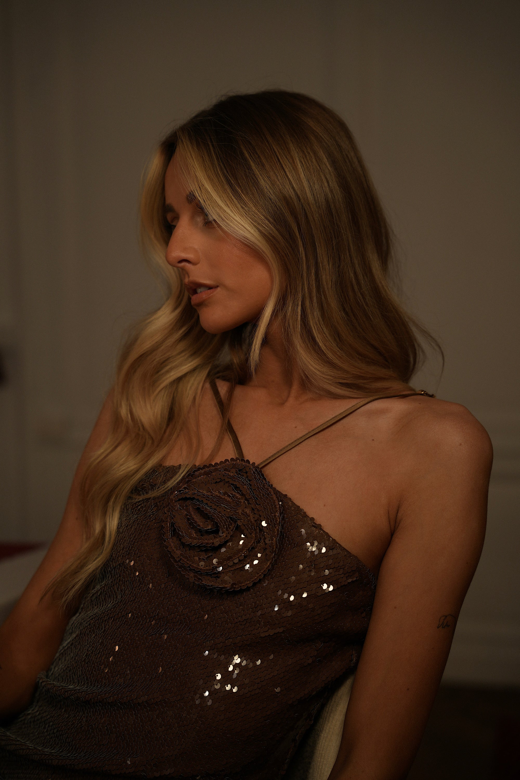 Dora taupe - Robe à sequins