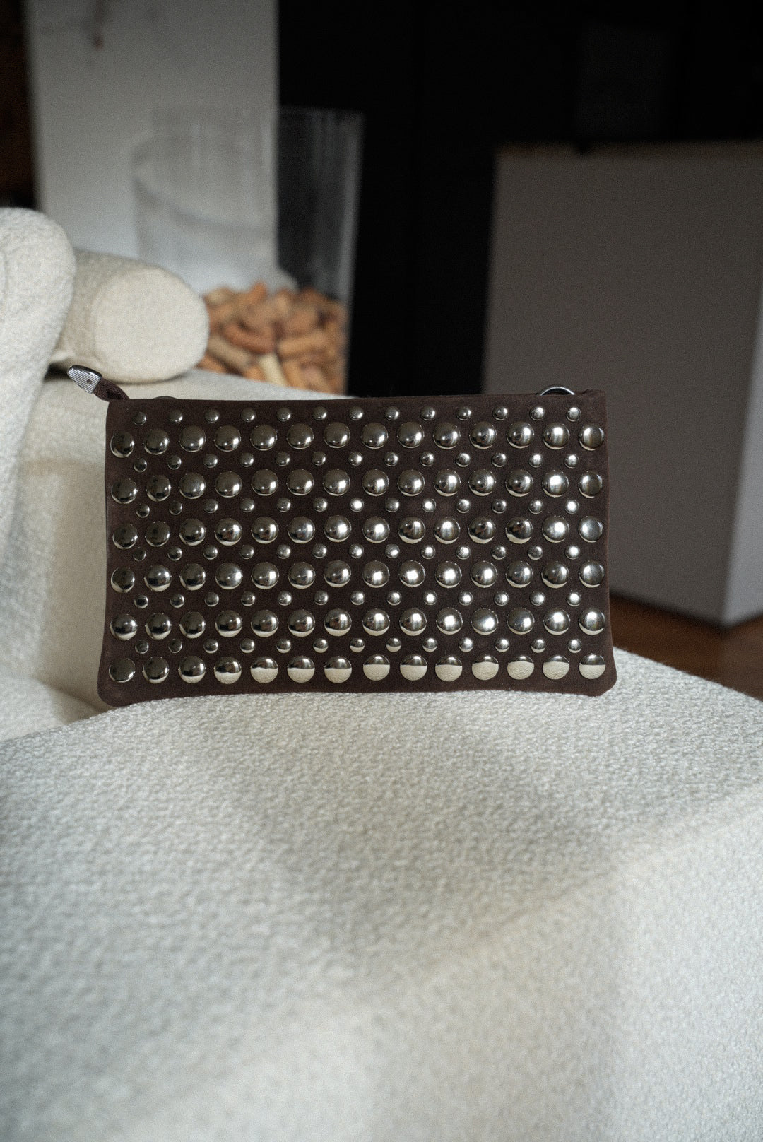 Revan chocolat - Pochette cloutée