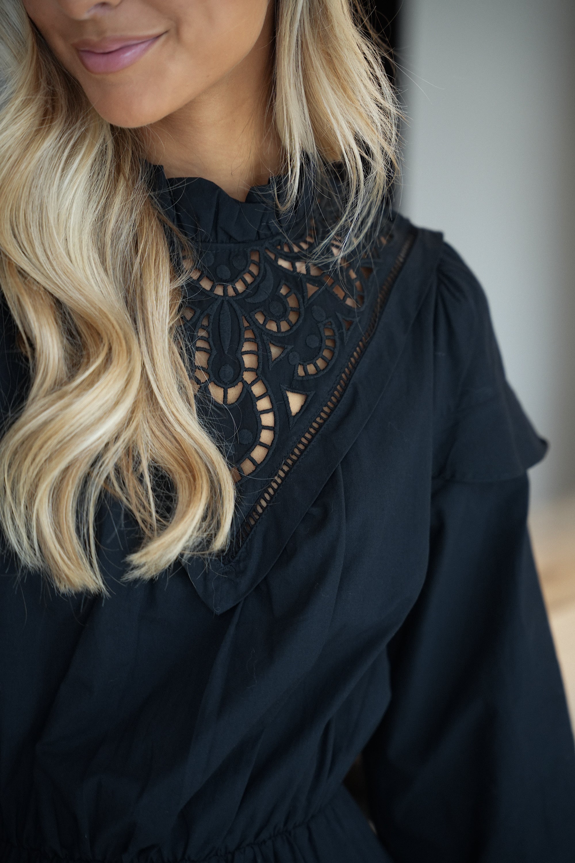 Charline noire - Robe brodée