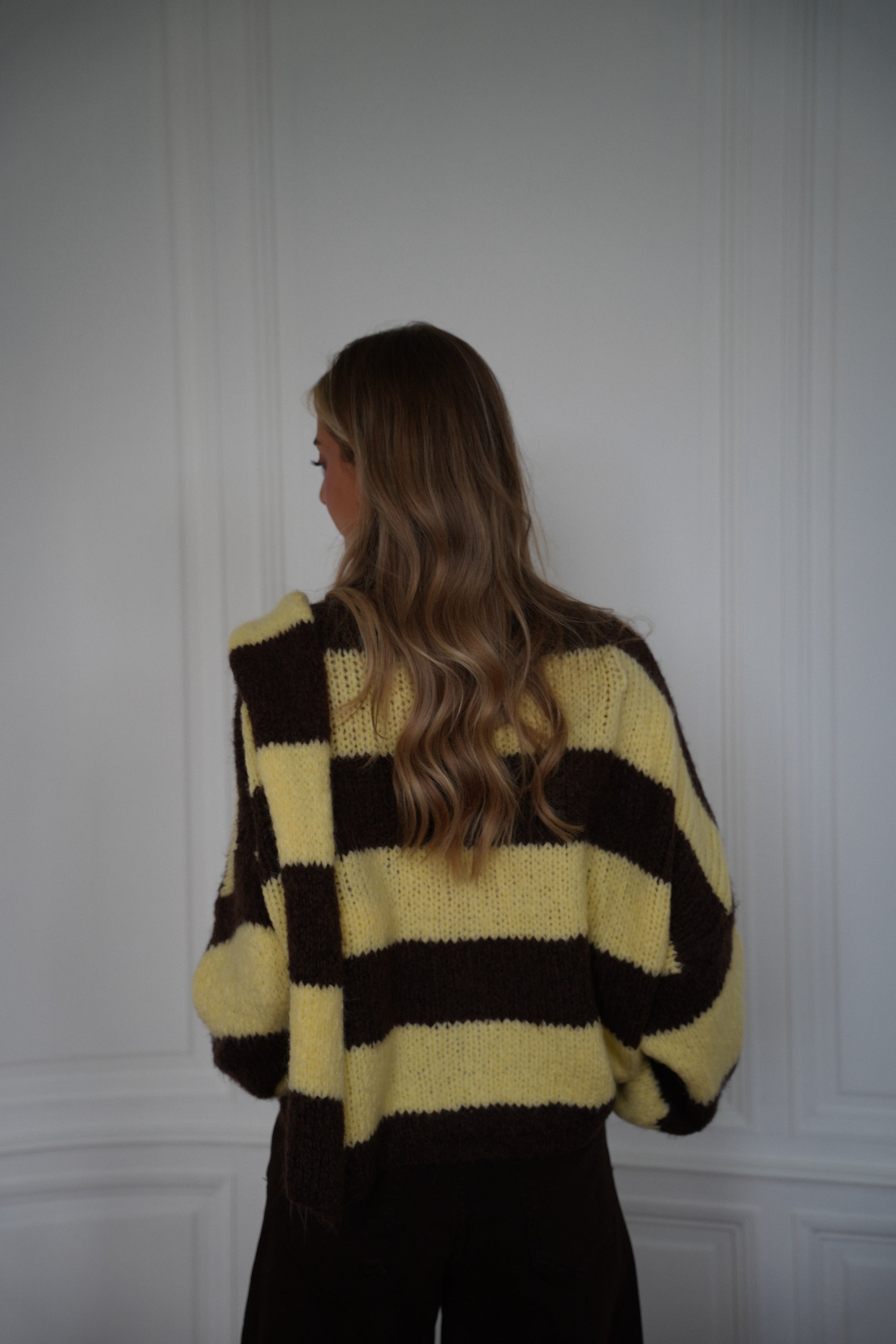 Jasmin jaune/chocolat - Gilet écharpe rayé